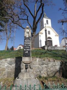 Kaplička a památník v Chrášťovicích